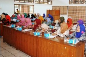 Ibu-ibu PKK saat mengikuti pelatihan koperasi di wisma permata